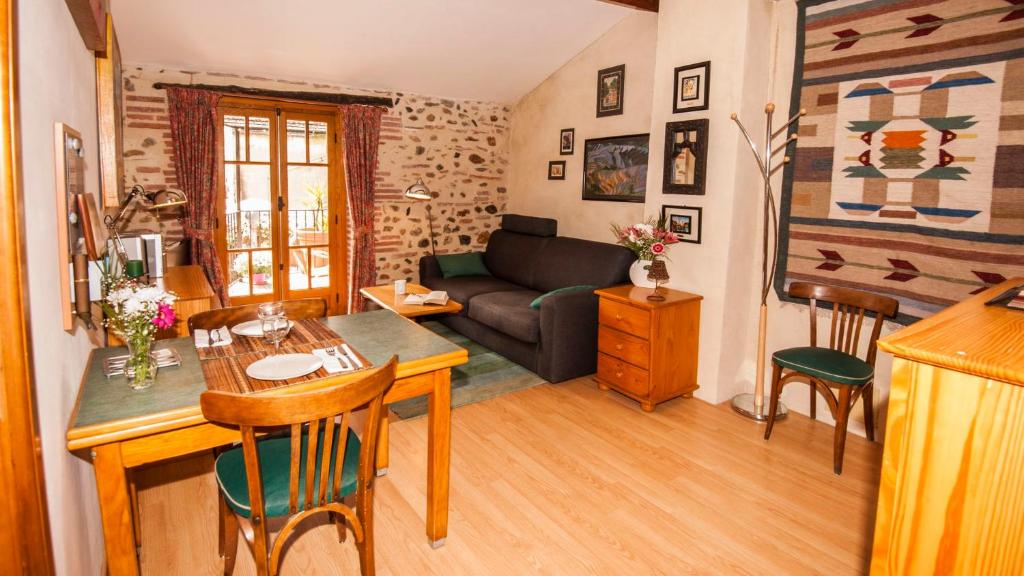 - un salon avec un canapé et une table dans l'établissement ma chambre d'hôtes à Rivesaltes, à Rivesaltes