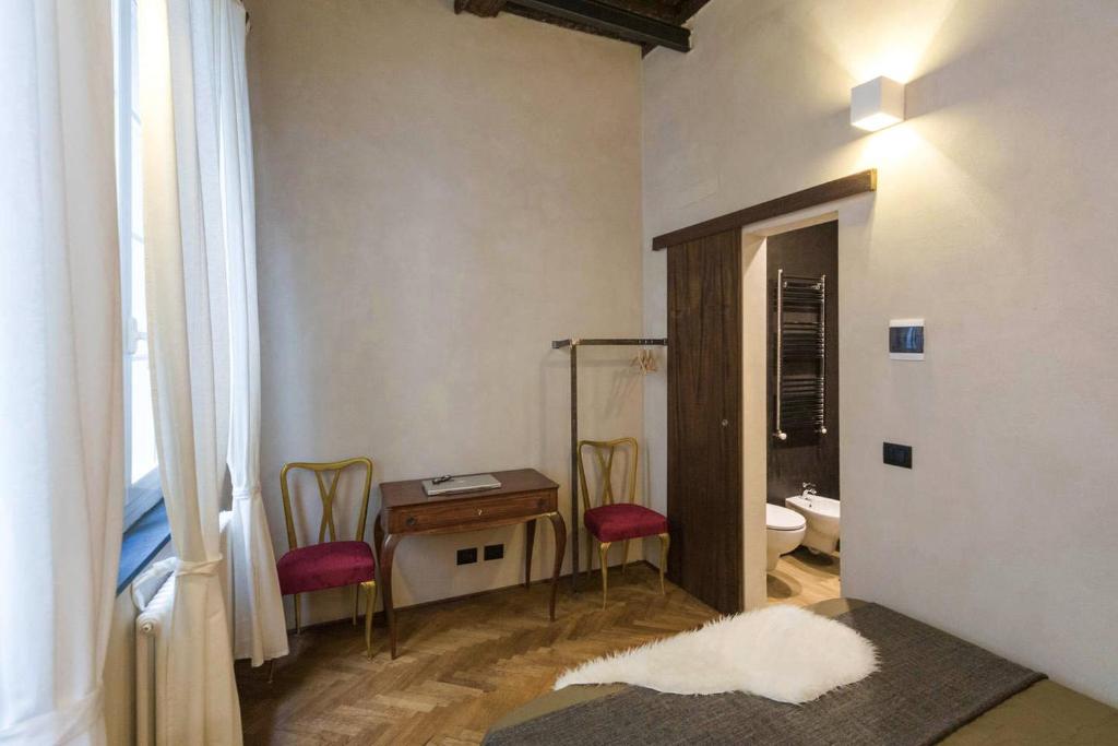 A bed or beds in a room at Charming Genova | Residenza d'epoca