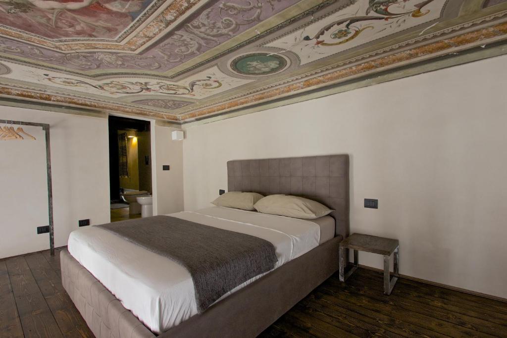 A bed or beds in a room at Charming Genova | Residenza d'epoca