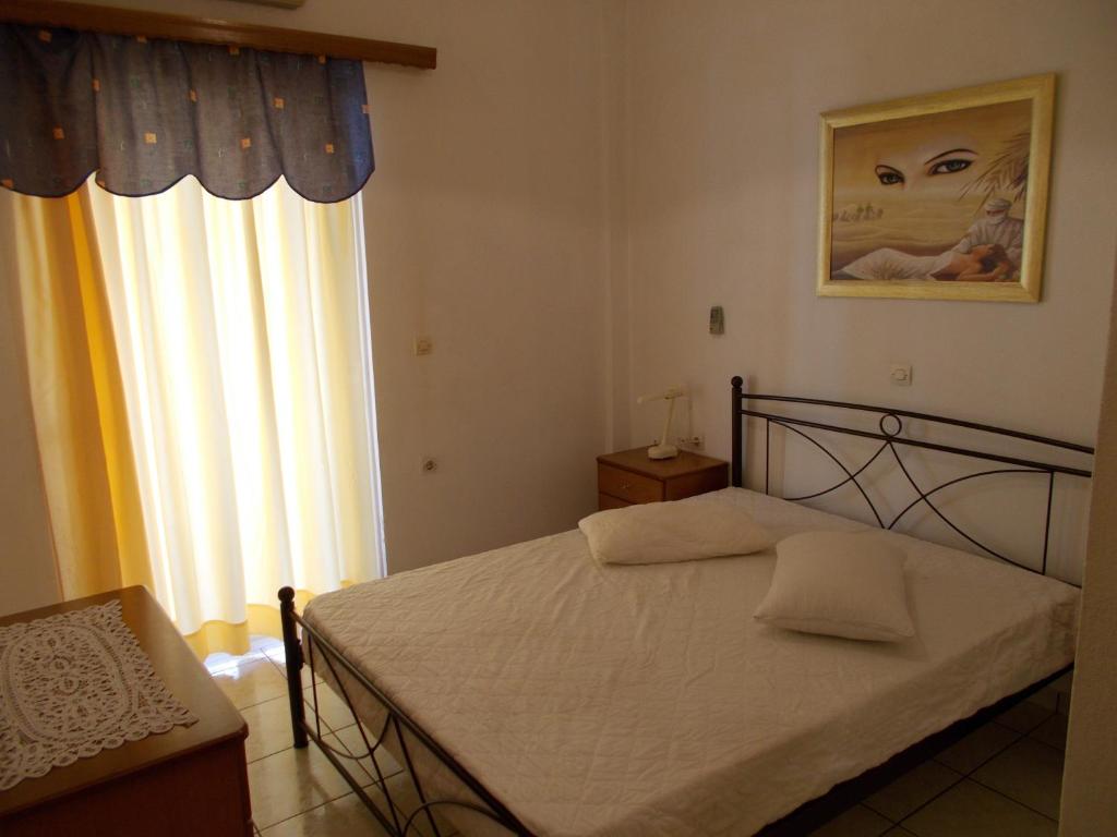 una camera da letto con un letto e una grande finestra di Helios&Thalassa Rooms a Loutra Edipsou