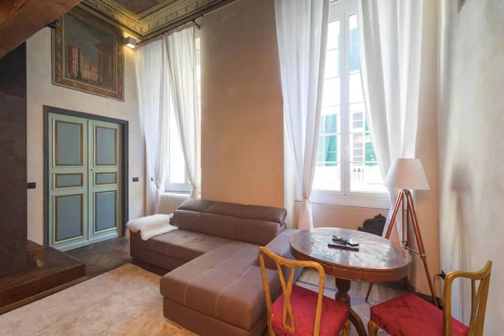 A seating area at Charming Genova | Residenza d'epoca