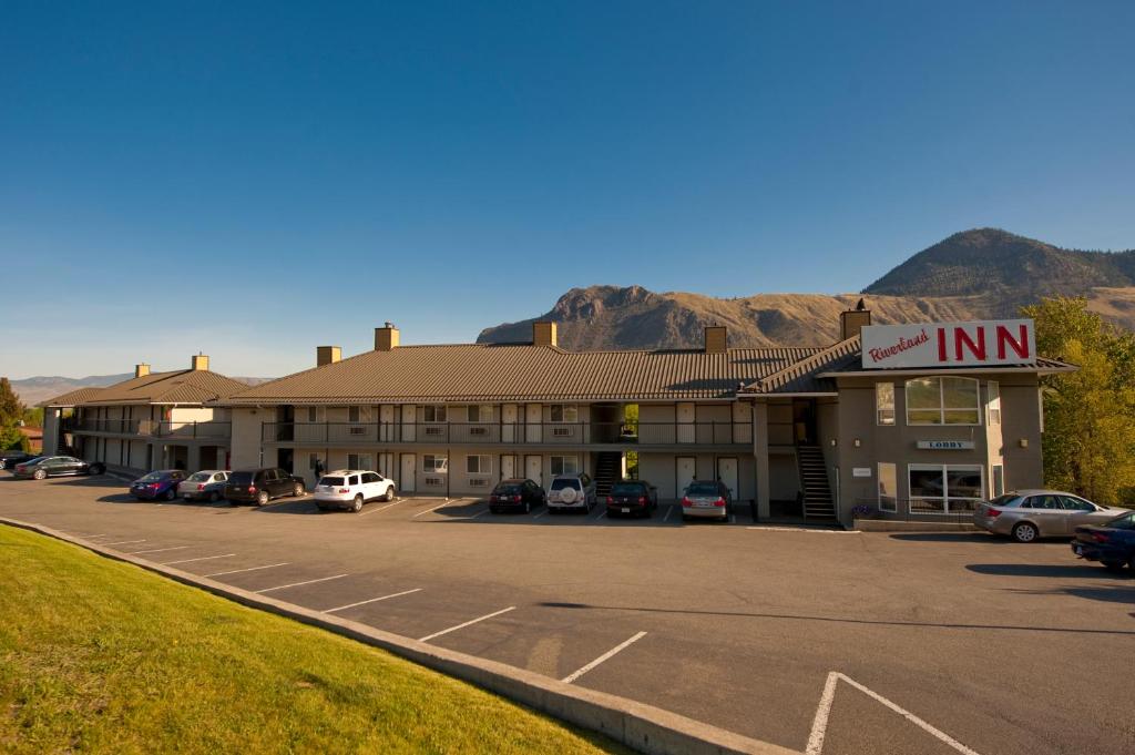 Riverland Inn & Suites