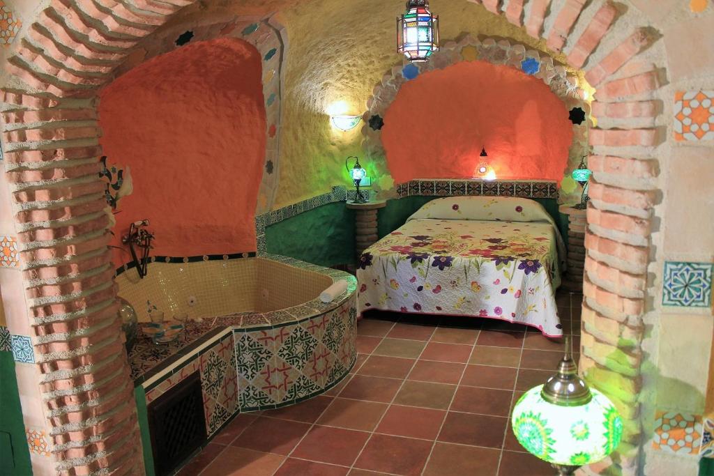 Łóżko lub łóżka w pokoju w obiekcie Casas Cueva Cazorla