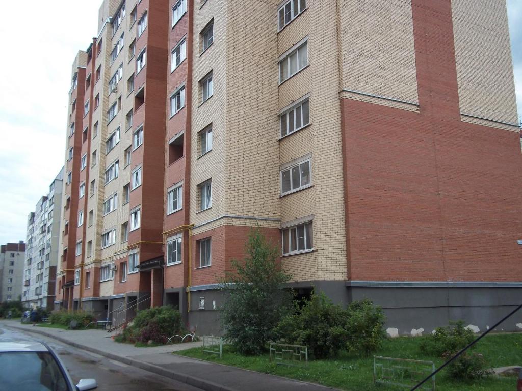 un edificio alto de ladrillo al lado de una calle en 1-комнатная квартира, en Pskov