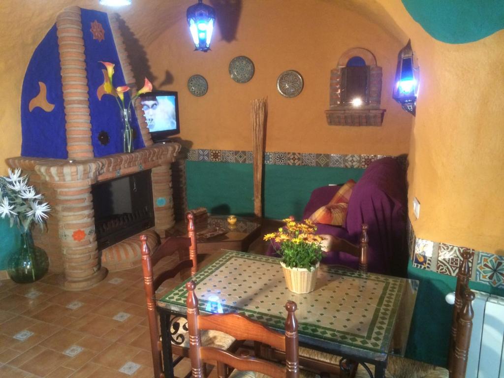 Telewizja i/lub zestaw kina domowego w obiekcie Casas Cueva Cazorla