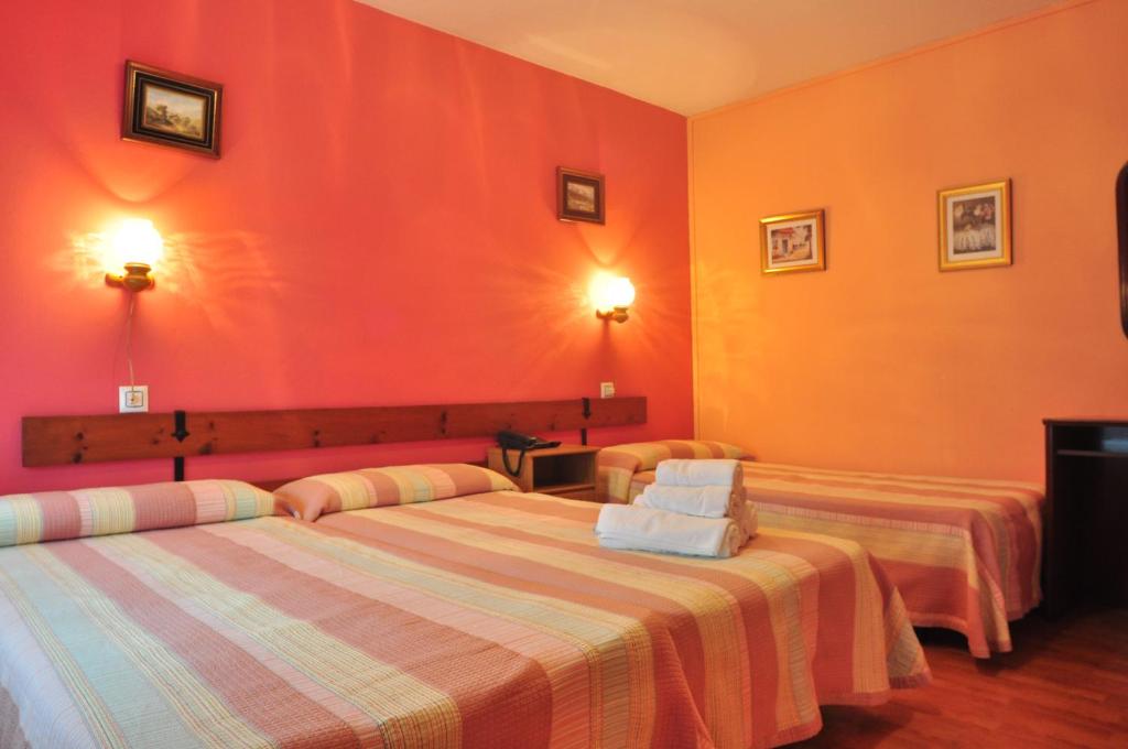 Postel nebo postele na pokoji v ubytování Hostal Europa