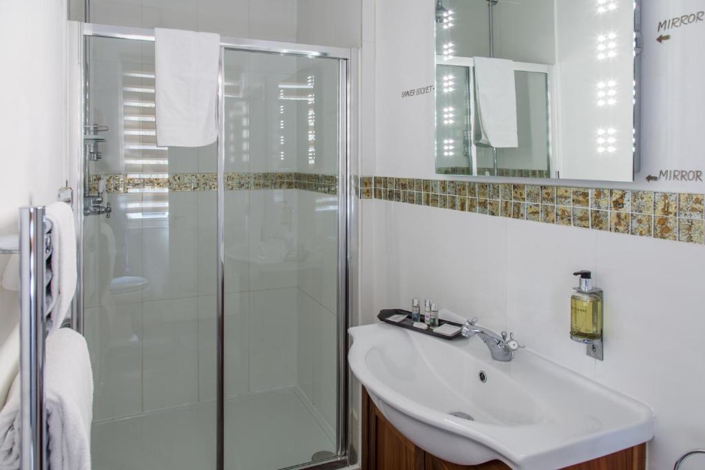 The Wychwood Inn - Small Double Room