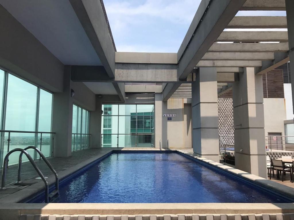 ein Schwimmbad in der Mitte eines Gebäudes in der Unterkunft Puerto Santa Ana Suites Guayaquil in Guayaquil