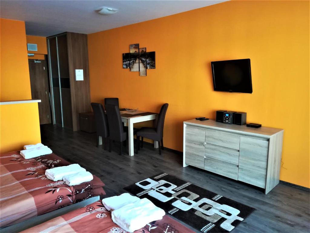 Habitación con 2 camas, escritorio y TV. en Apartmán Lucka A202 en Starý Smokovec