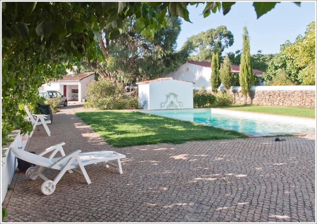 un patio trasero con piscina y una casa en Casa d´Alegrete, en Alegrete