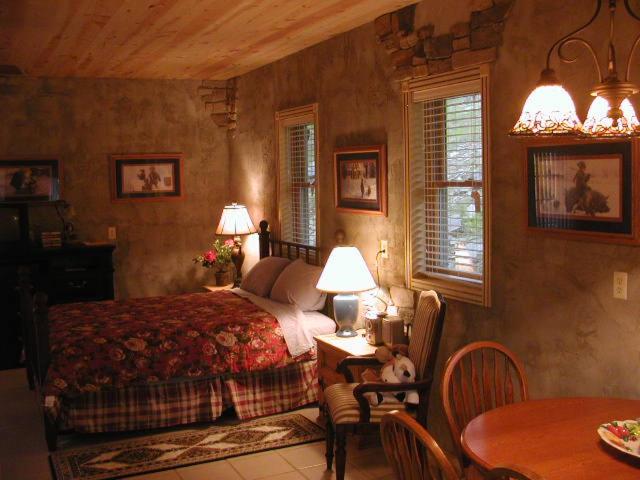 - une chambre avec un lit, une table et des chaises dans l'établissement Pancho's Hideout, à Custer