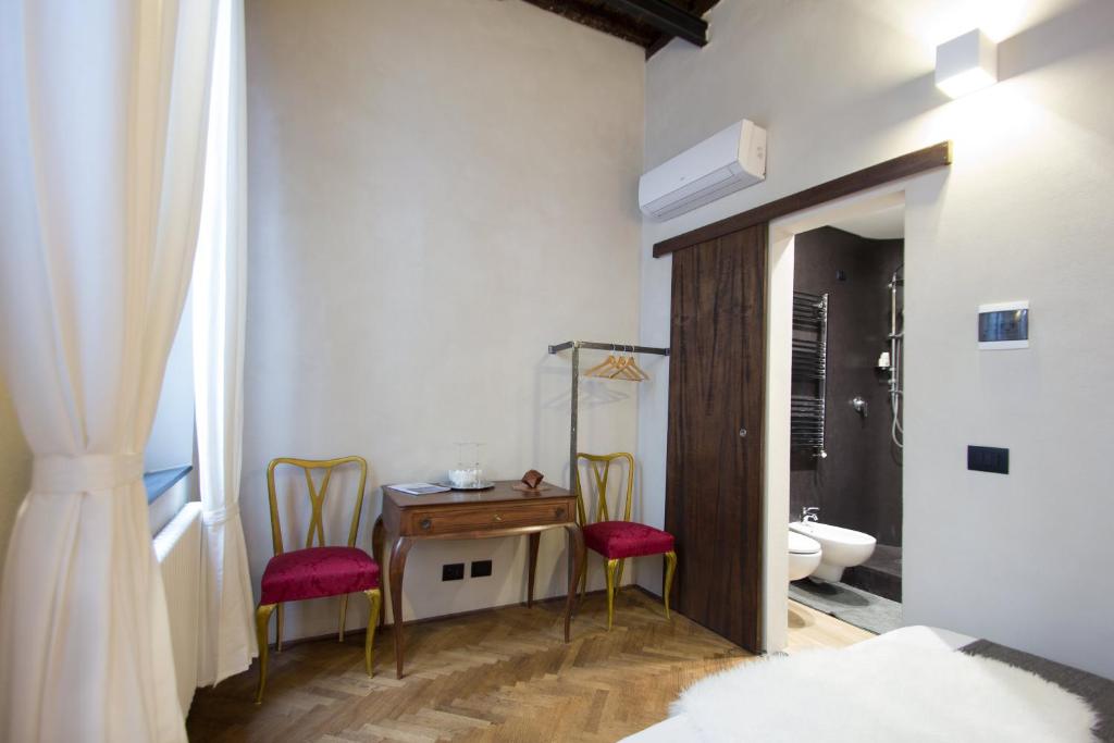 A bathroom at Charming Genova | Residenza d'epoca