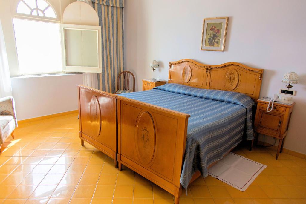 Postel nebo postele na pokoji v ubytování Grand Hotel San Michele