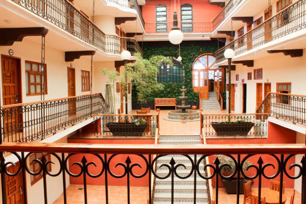 - Vistas al patio de un edificio con balcón en Hotel Santa Fe, en Tlatlauquitepec