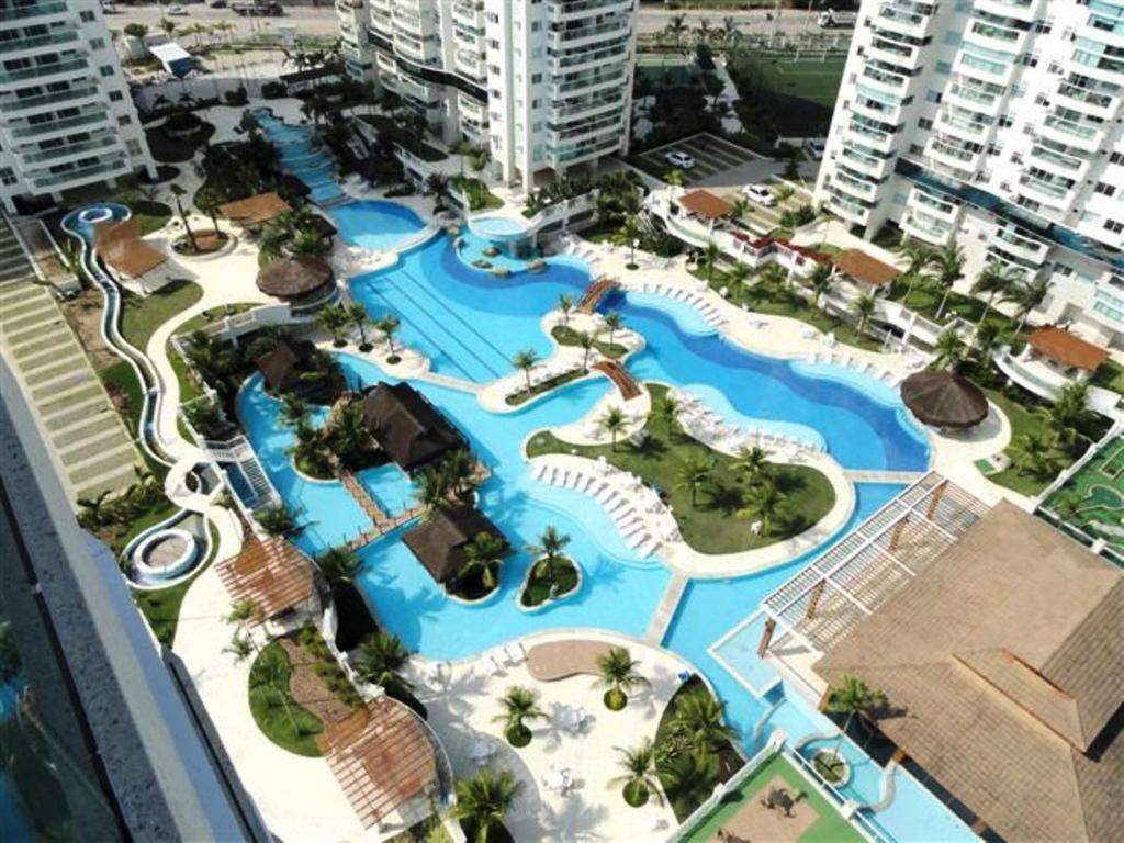 una vista aérea de un parque acuático en una ciudad en Temporada RJ Bora Bora Resort, en Río de Janeiro