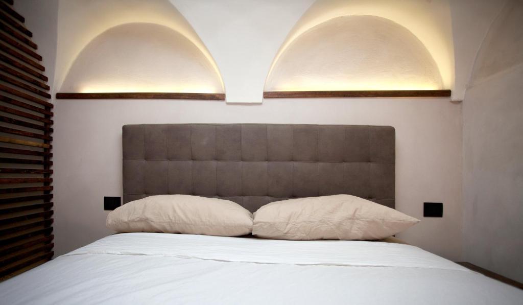 A bed or beds in a room at Charming Genova | Residenza d'epoca