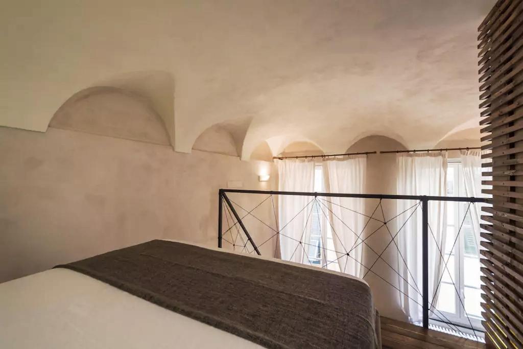A bed or beds in a room at Charming Genova | Residenza d'epoca