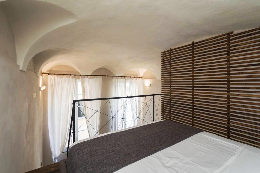 A bed or beds in a room at Charming Genova | Residenza d'epoca