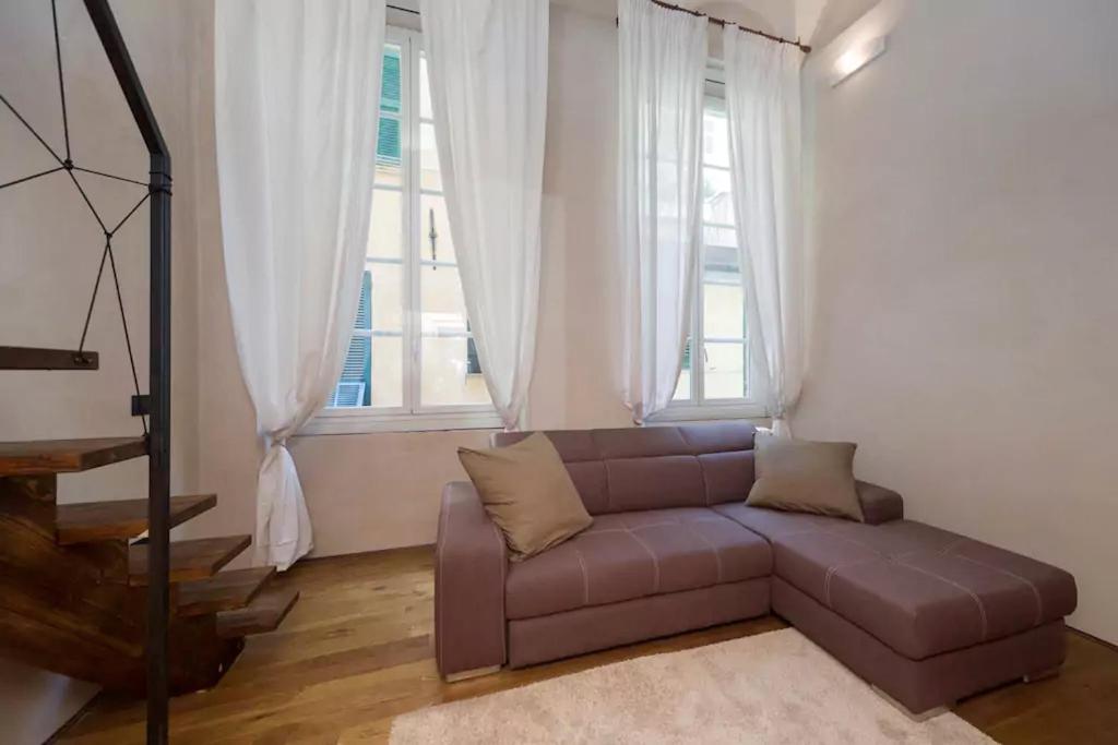 A seating area at Charming Genova | Residenza d'epoca