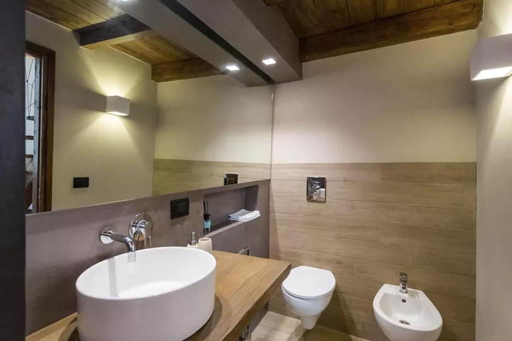 A bathroom at Charming Genova | Residenza d'epoca