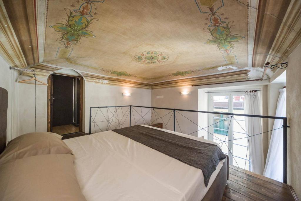 A bed or beds in a room at Charming Genova | Residenza d'epoca
