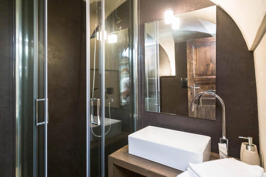 A bathroom at Charming Genova | Residenza d'epoca