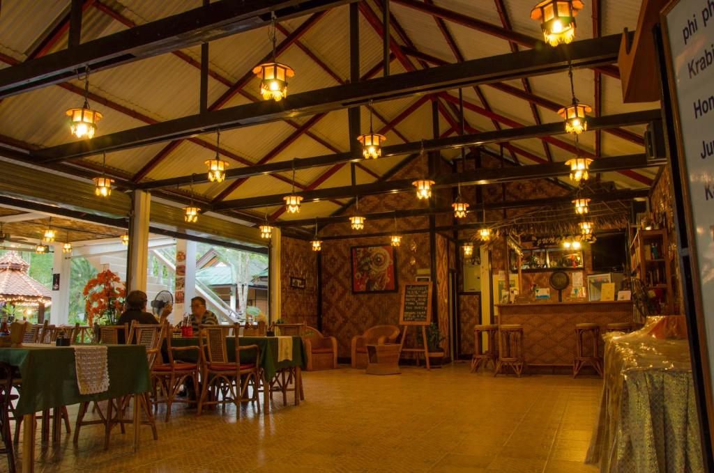 Restaurace v ubytování Jungle Village Bungalow