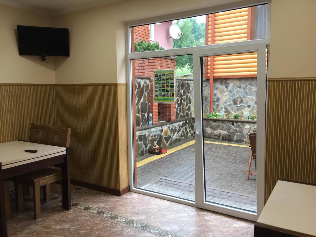 TV a/nebo společenská místnost v ubytování Mini hotel Solnce Karpat