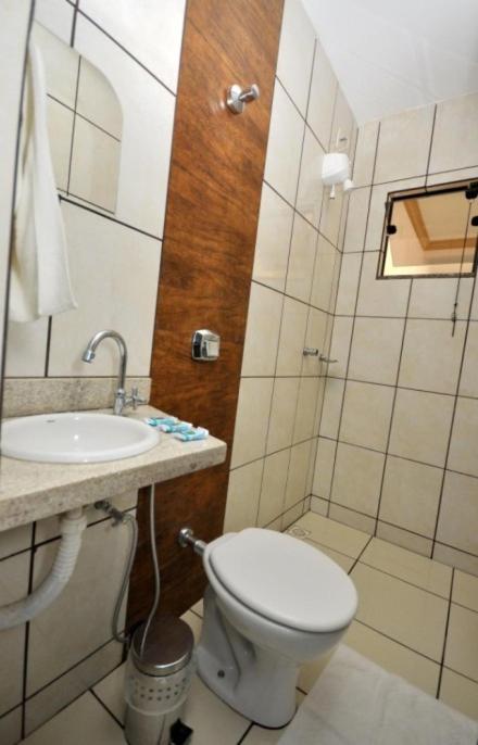 Uma casa de banho em Hotel Astoria