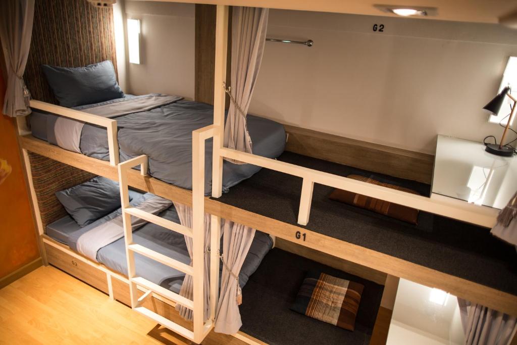 Palanda nebo palandy na pokoji v ubytování Chiangmai Midpoint Activity Hostel