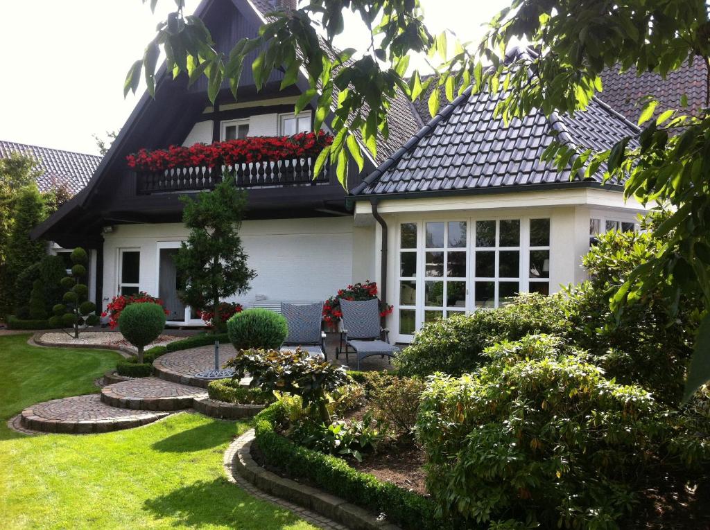ein Haus mit Garten davor in der Unterkunft Apartments-Bocholt in Bocholt