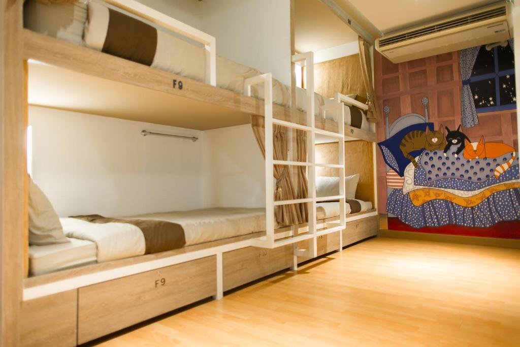 Postel nebo postele na pokoji v ubytování Chiangmai Midpoint Activity Hostel