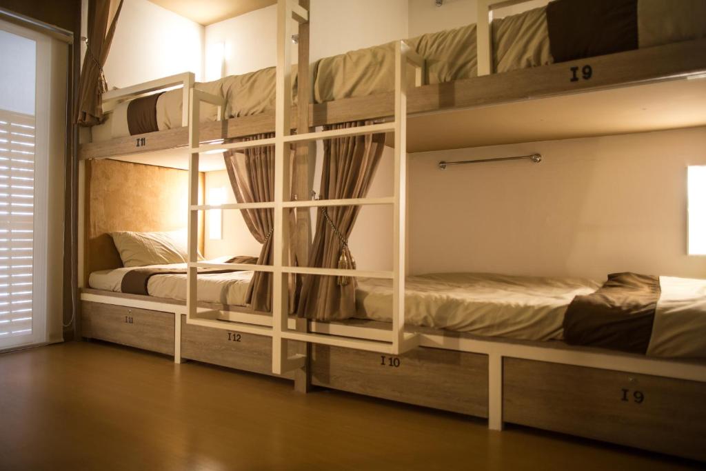 Postel nebo postele na pokoji v ubytování Chiangmai Midpoint Activity Hostel