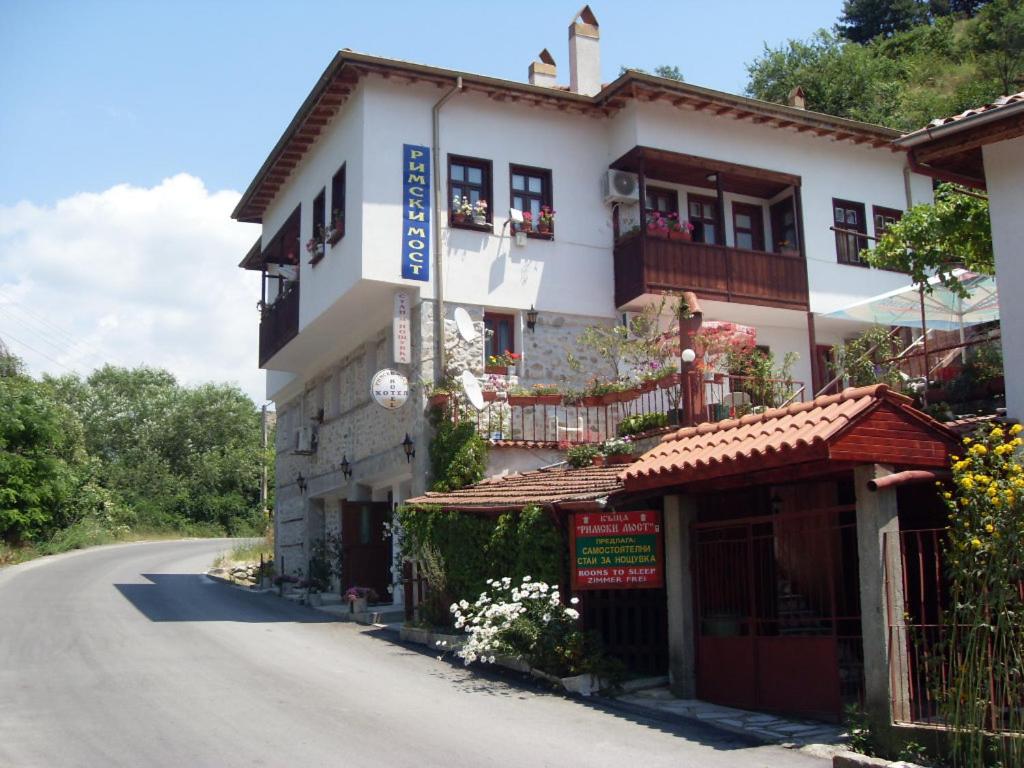 a building on the side of a road at Guest House Rimski Most in Melnik