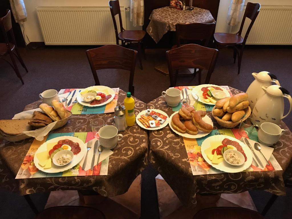 Jedzenie w pensjonacie lub w pobliżu