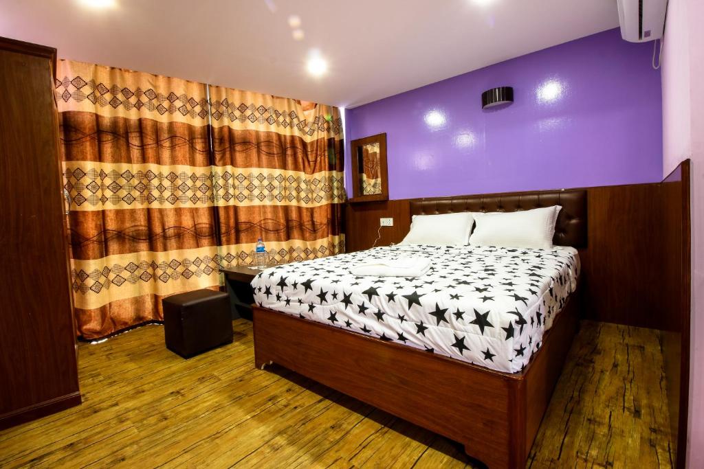 Postel nebo postele na pokoji v ubytování Everest Holiday Inn