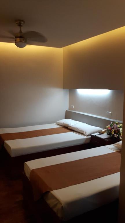 Postel nebo postele na pokoji v ubytování El Cielito Hotel - Baguio