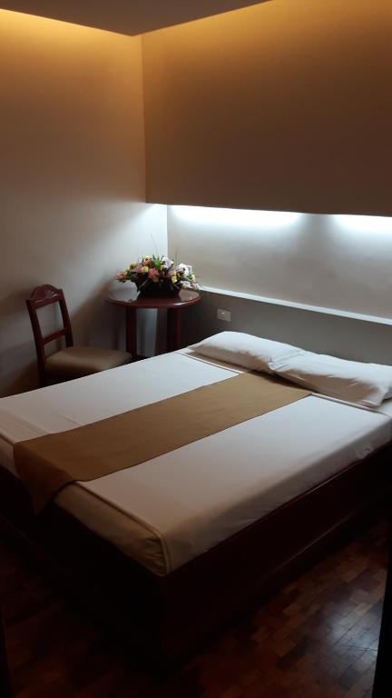 Postel nebo postele na pokoji v ubytování El Cielito Hotel - Baguio