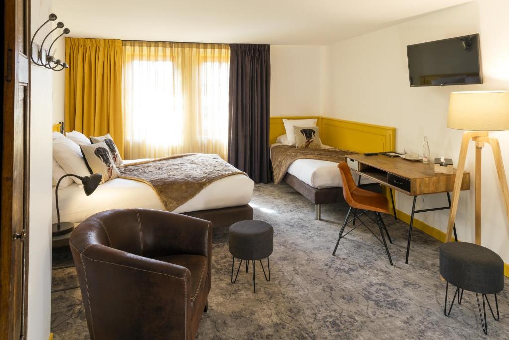 Postel nebo postele na pokoji v ubytování Contact Hôtels Le Savigny & Spa