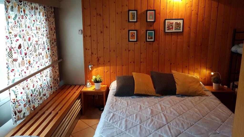 マリッレーヴァにあるAppartamento VentiSei - CIPAT 22114の木製の壁のベッドルーム1室(ベッド1台付)