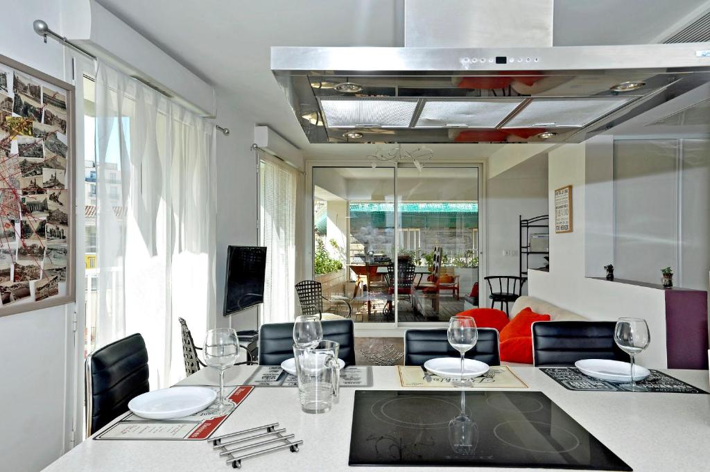 une salle à manger avec une table et des verres à vin dans l'établissement Le Phocéen Appartement Terrasse Plein centre, à Marseille