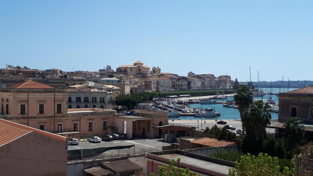 シラクーサにあるAppartamento Ortigia Giulianaの港の船の見える街並み