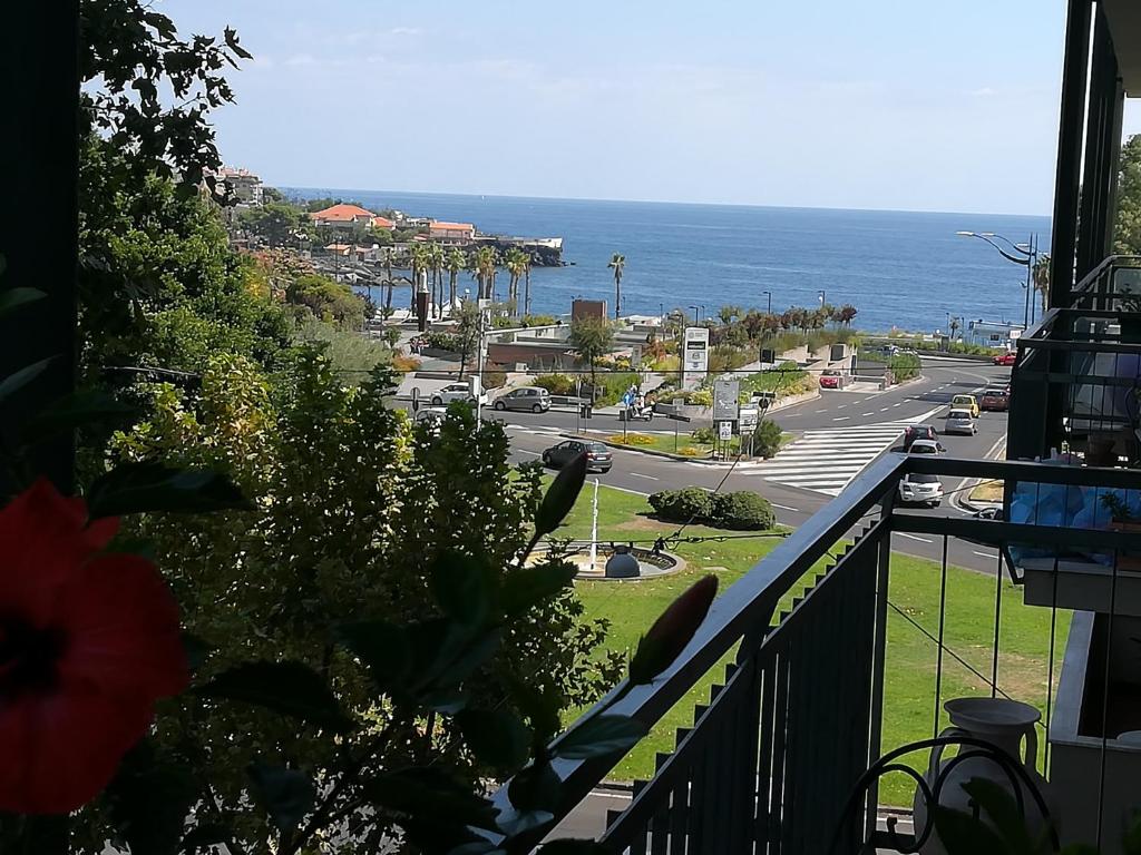 カターニアにあるLuxurious Street Apartmentsの通りと海の景色を望むバルコニー