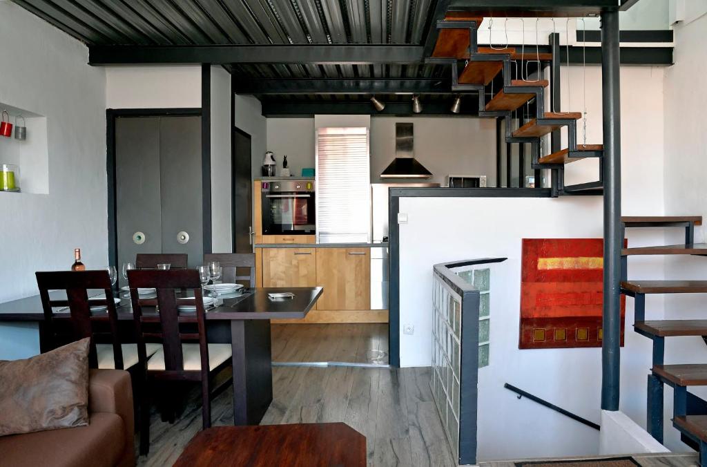 eine Küche und ein Wohnzimmer mit einer Wendeltreppe in der Unterkunft Le Panier Duplex Centre historique terrasse proche Vieux Port in Marseille