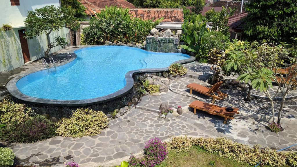 uma vista superior de uma piscina num quintal em Puri Pangeran Hotel em Yogyakarta