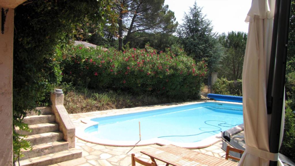 Bazén v ubytování Appartement en pleine nature avec piscine chauffée nebo v jeho okolí