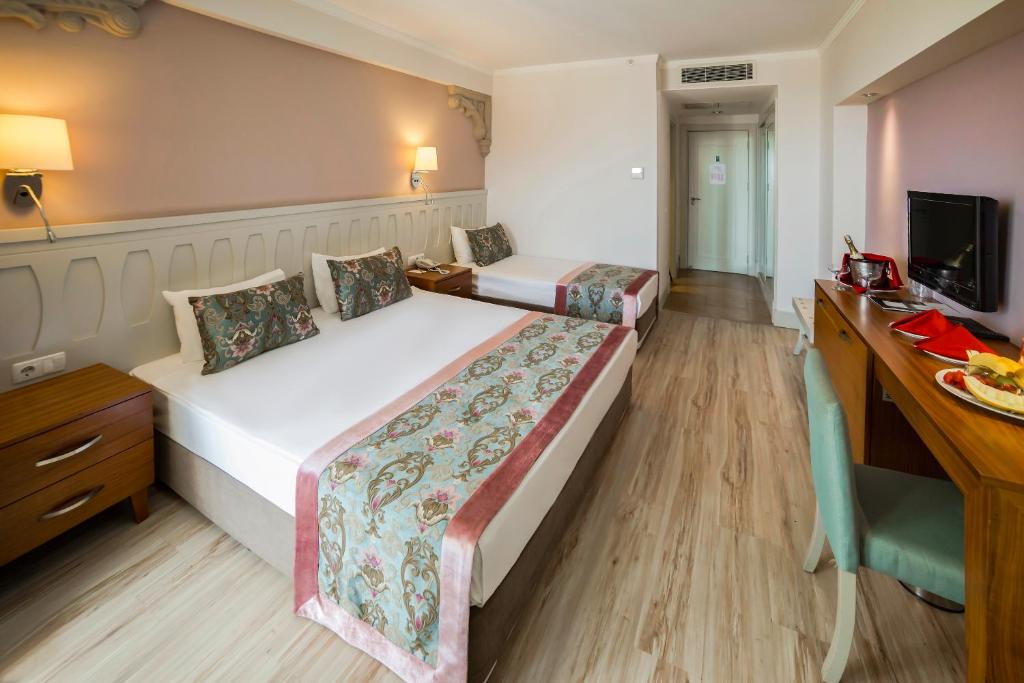 Postel nebo postele na pokoji v ubytování Side Crown Serenity Ultra All Inclusive