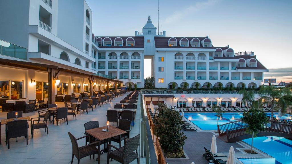 Bazén v ubytování Side Crown Serenity Ultra All Inclusive nebo v jeho okolí