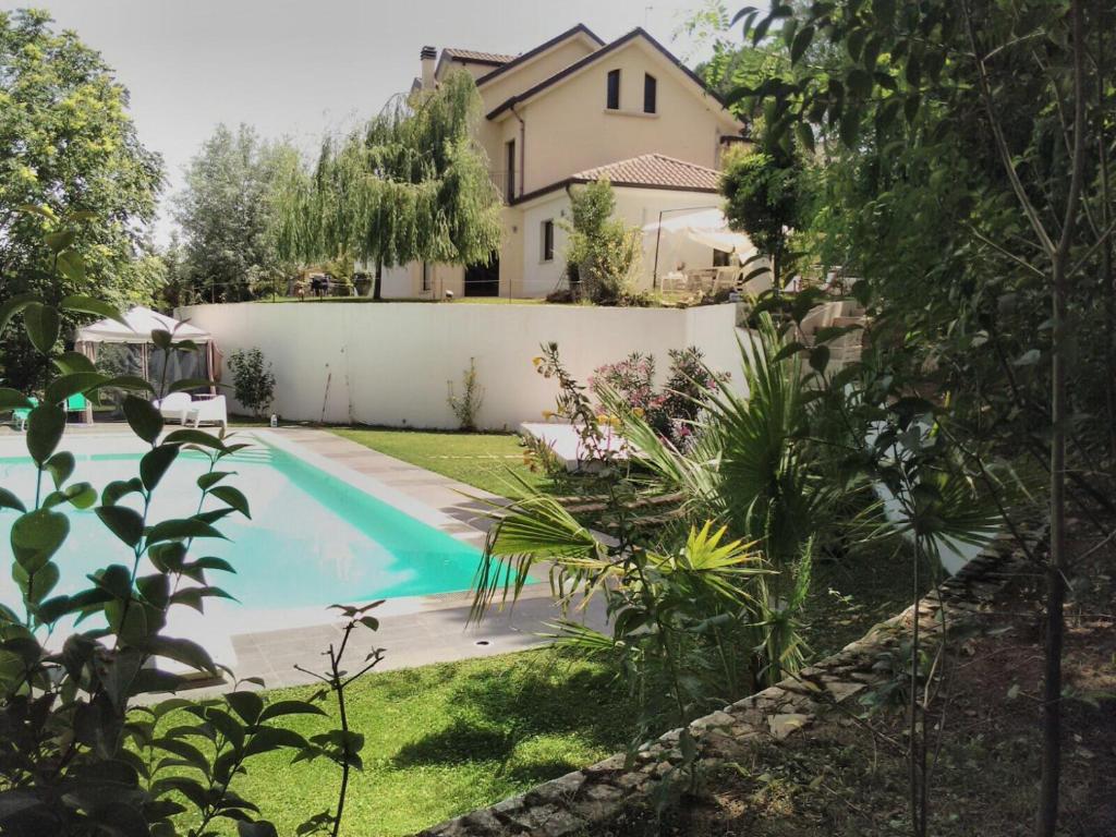 una casa con piscina in un cortile di Villa La Mattina a Piazza Armerina