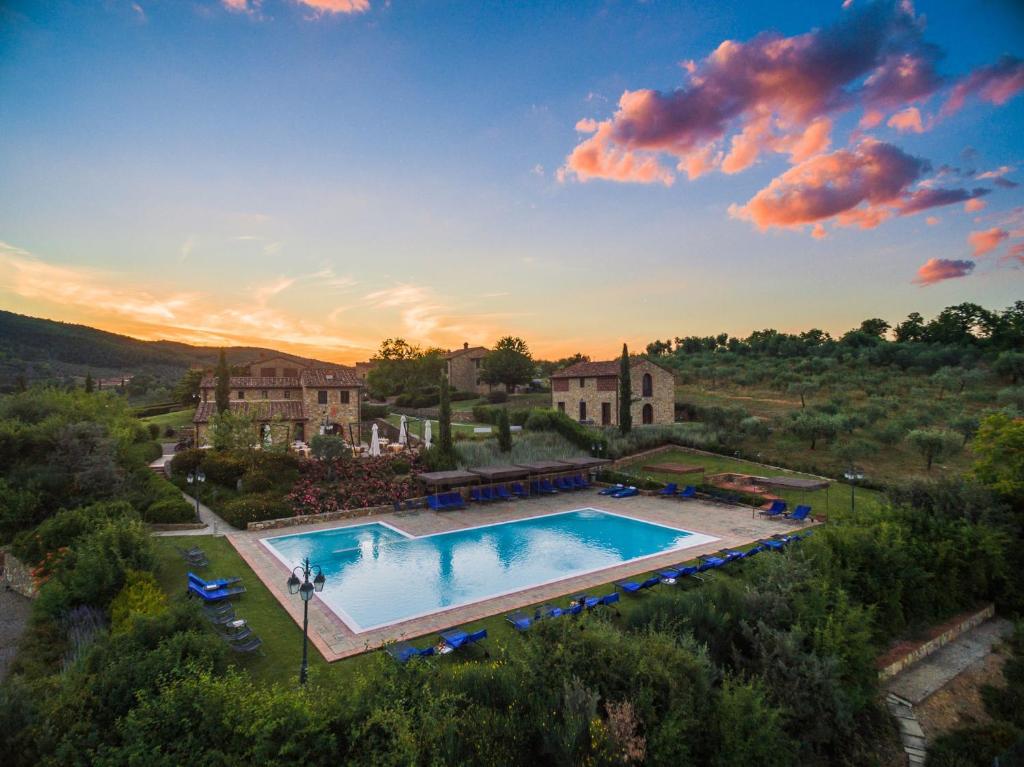 Bazén v ubytování Poggio Cennina Resort nebo v jeho okolí